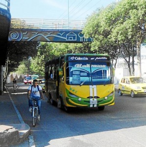 En la carrera 33 también se vieron algunos ciclistas.