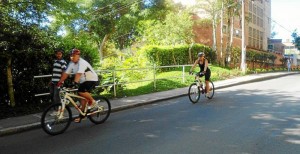 La vía frente a la Unab fue usada por algunos para hacer deporte, como el caso de esta pareja.