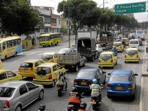 Carrera 33 frente a La Merced, el día con carro