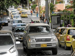 Frente a la Unab, un día normal de labores