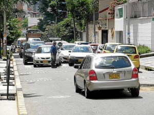 Carrera 38 frente a La Quinta Centro Comercial, en día cualquiera