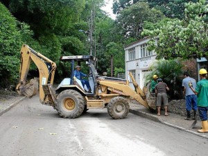 Esta semana trabajadores de la Empresa Pública de Alcantarillado de Santander, Empas, limpiaron las calles de El Jardín.