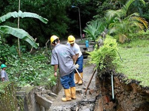 La fuerte corriente arrasó con parte de la estructura de las canaletas de la quebrada.