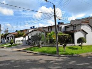 Las casas construidas en los alrededores del conjunto que dio origen al nombre del barrio, son diseños con garaje como entrada principal.