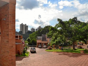 El conjunto residencial Cabecera Parque también hace parte de Cedros. Es una construcción más moderna.