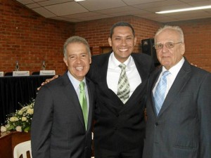 Mario Iguarán Arana, decano de la Facultad de Derecho de la UMB y exfiscal General de la Nación, Germán Javier Corzo Ríos, director del programa de Derecho de la UMB; y Jaime Luis Gutiérrez Giraldo, Rector de la UMB.