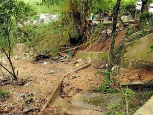 El encerramiento del parque se desprendió por la fuerza del agua y terminó en la carretera antigua a Floridablanca.