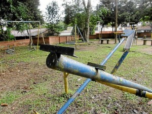 Aunque el parque de Pan de Azúcar se podó hace poco, hace falta mantenimiento a los juegos infantiles.