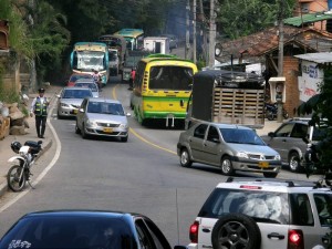 Los trancones en la ciudad, por el cierre de la vía entra la Transversal Oriental y el viaducto La Flora, no se hicieron esperar.