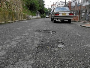 El mal estado de las vías es uno de los problemas que no ha tenido solución por varios años, denuncia el residente.