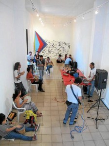 Foto de Nicolás Cadavid Cáceres durante la primera activación en el Museo de Arte Moderno de Bucaramanga, titulada ‘Arremolinados’, a cargo del cucuteño Orlando Rojas.