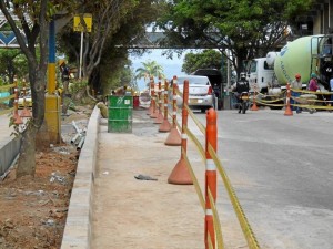 En algunos tramos la vía se reduce a una, por avances en obras del Intercambiador de Neomundo y de otra construcción vecina.