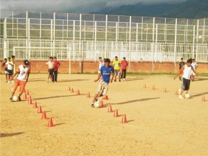 Los entrenamientos de hora y media se realizan dos veces a la semana, en las canchas del sector.