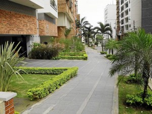 La entrada a algunos edificios de la carrera 39 con 48 le dan un toque de tranquilidad a esta zona residencial.