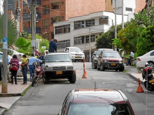 Los carros a lado y lado de la calle 51 entre carreras 38 y 39 son la causa de trancones diarios en la zona.