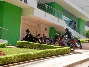 La residente se queja también por el estacionamiento de motos en los andenes. (Fotos Jaime Del Río.)