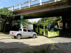 Esta intersección en el sector del viaducto La Flora y quienes van de la calle 67 hacia la carrera 33 es cada vez más crítica. (Fotos Javier Gutiérrez )