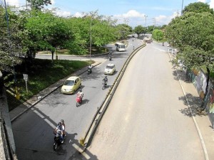 La mayoría de tráfico en este punto proviene del semáforo de la calle 67 con carrera 30, frente al parque de Las Hormigas, y de la carretera antigua.