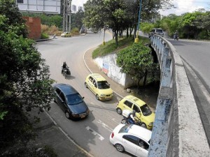 Los carros que van de La Flora hacia Hipinto deben esperar varios minutos el paso de otros conductores que vienen del sur.