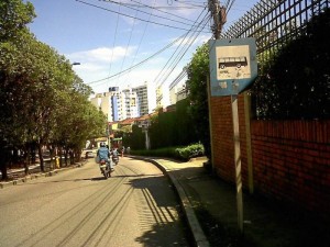 En la transversal oriental, a la entrada de Boulevar del Cacique.