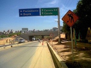 Cabe destacar que las obras del Intercambiador Vial de Neomundo están bien señalizadas para los conductores de vehículos y motos.