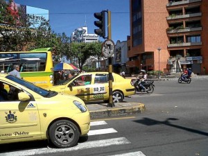 Bastante deteriorada está esta prohibición de giro a la izquierda en la carrera 33 con calle 52.