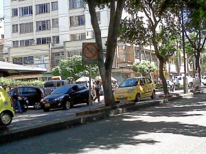 Esta señal prohíbe el tránsito de bicicletas en la carrera 33, sin embargo queda la duda si es muy vieja y se debió retirar o sigue vigente la norma. En la carrera 35 con calle 45 ocurre lo mismo.