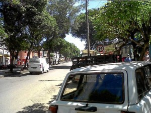 Está bien ubicada esta prohibición de estacionamiento en la carrera 33, sin embargo muchos se la ‘pasan por la faja’. Igual sucede en la carrera 35A entre 48 y 49.