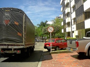 Esta señal prohíbe el tránsito de bicicletas en la carrera 33, sin embargo queda la duda si es muy vieja y se debió retirar o sigue vigente la norma. En la carrera 35 con calle 45 ocurre lo mismo.