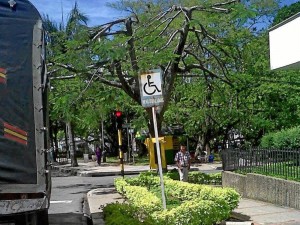 A pesar de tener señalizaciones bastante viejas, los minusválidos tienen su espacio en los andenes y calles de Cabecera.