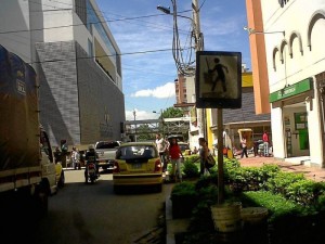 Por tener los colores ocultos por la mugre, esta señal de paso peatonal es poco vista por los conductores de la carrera 35A con 49.