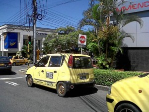 No falta quienes usan las señales de tránsito para pegar publicidad, como pasa en la carrera 35A con calle 52 y en la calle 51 con 36.