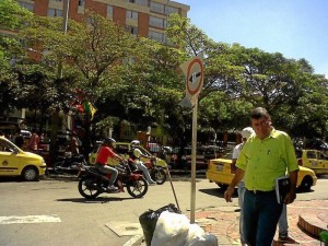 Aparte de desubicar un poco, esta lámina está un poco doblada en sus puntas. Está en la carrera 34 con calle 51 esquina.