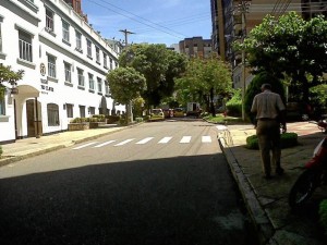 Una lámina de zona escolar hace falta frente a la entrada principal del colegio San Pedro Claver.