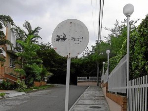 ¿Qué hay aquí? Solo lo saben quienes viven hace muchos años en la carrera 51 con 49 junto al Conjunto Residencial Cabecera Parque, vía Los Cedros y Pan de Azúcar. (Foto Javier Gutiérrez) 