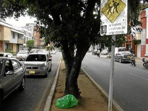 En la calle 56 con carrera 32 hay una señal que nadie ve, a nadie orienta y que por su ubicación no le sirve a nadie. (Foto Javier Gutiérrez )