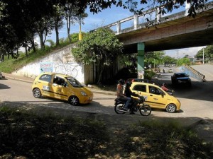 Este es el cruce del carril sur – norte del viaducto La Flora que va hacia Hipinto, La Victoria, La Salle, Girón o la Puerta del Sol. (Foto Javier Gutiérrez ).