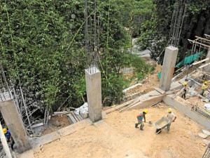 La firma Urbanas S.A. adelantó obras de estabilización del talud ubicado entre la parte posterior del edificio administrativo y la avenida el jardín. estas columnas soportarán el remodelado escenario. (Foto  Ricardo Jaramillo).