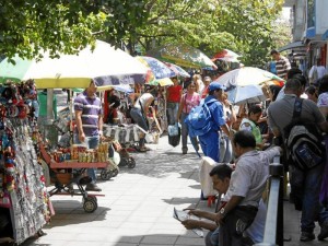 Día a día crece notoriamente el número de vendedores ambulantes en varios puntos de Cabecera, uno de ellos es este de la carrera 33 entre calles 48 y 51.