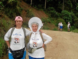 Doña Ana Teresa junto a su hija asisten a las caminatas cada semana