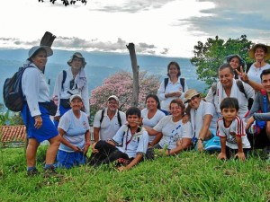 Al disfrute del medio ambiente también asisten niños, como se observa en la foto.