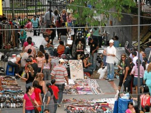 El pasaje de los cinemas es otro punto invadido por vendedores informales.