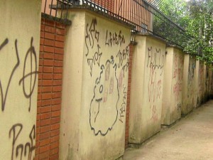 Repletos de grafitis, así estaban las paredes antes de la jornada del sábado.