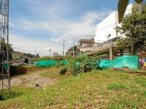 En este espacio aledaño al puente peatonal, ubicado a pocos metros del almacén Éxito, estaría el parqueadero del estadio La Flora.