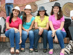 Natalia Daniela Gámez, Sonia Carolina Cáceres, Johana Patricia Arenas y Silvia Juliana MacKormic. (FotoMauricio Betancourt )/ GENTE DE CABECERA