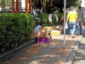 En la acera del Centro Comercial Tercera Etapa, calle 51, también hay ventas de frutas en bolsas.