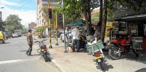 Además de las motos mal estacionadas (en plena vía y en el andén) los peatones que van por la calle 51 con carrera 35A esquina se encuentran con esta venta de comidas.