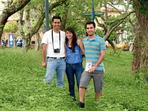 Juan Gabriel Villabona, Iván Camilo Rojas Medina y  Jéssica Olivera hacen parte de la Fundación ZaSua que adelantó el estudio de aves en el parque Mejoras Públicas. (Foto Mauricio Betancourt )