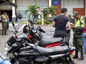 Las motos mal estacionadas fueron trasladadas a los patios de la Dirección de Tránsito de Bucaramanga. ( Foto Nelson Díaz )