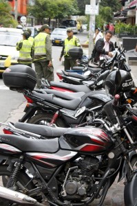 Las motos mal estacionadas fueron trasladadas a los patios de la Dirección de Tránsito de Bucaramanga. ( Foto Nelson Díaz )